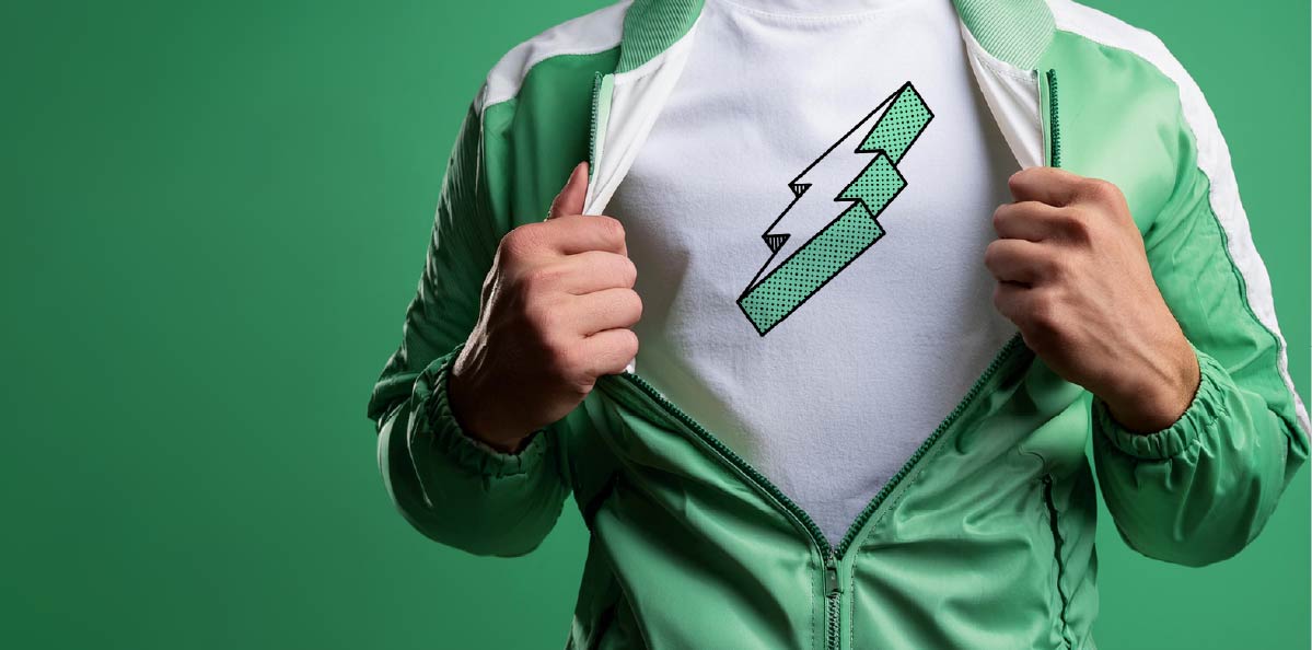 Afbeelding van een persoon met een t-shirt met het PhoneHero-logo